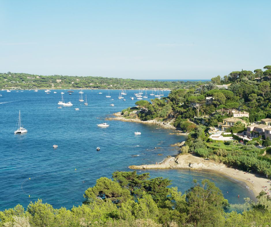 Superyacht moderne naviguant au large de Saint-Tropez, location de bateau de luxe pour vos vacances.