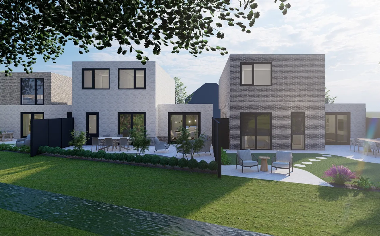 Moderne twee-onder-een-kap woningen met grote ramen, betegelde terrassen met stoelen en tafels, groene struiken, grasveld en beekjes op een zonnige dag.