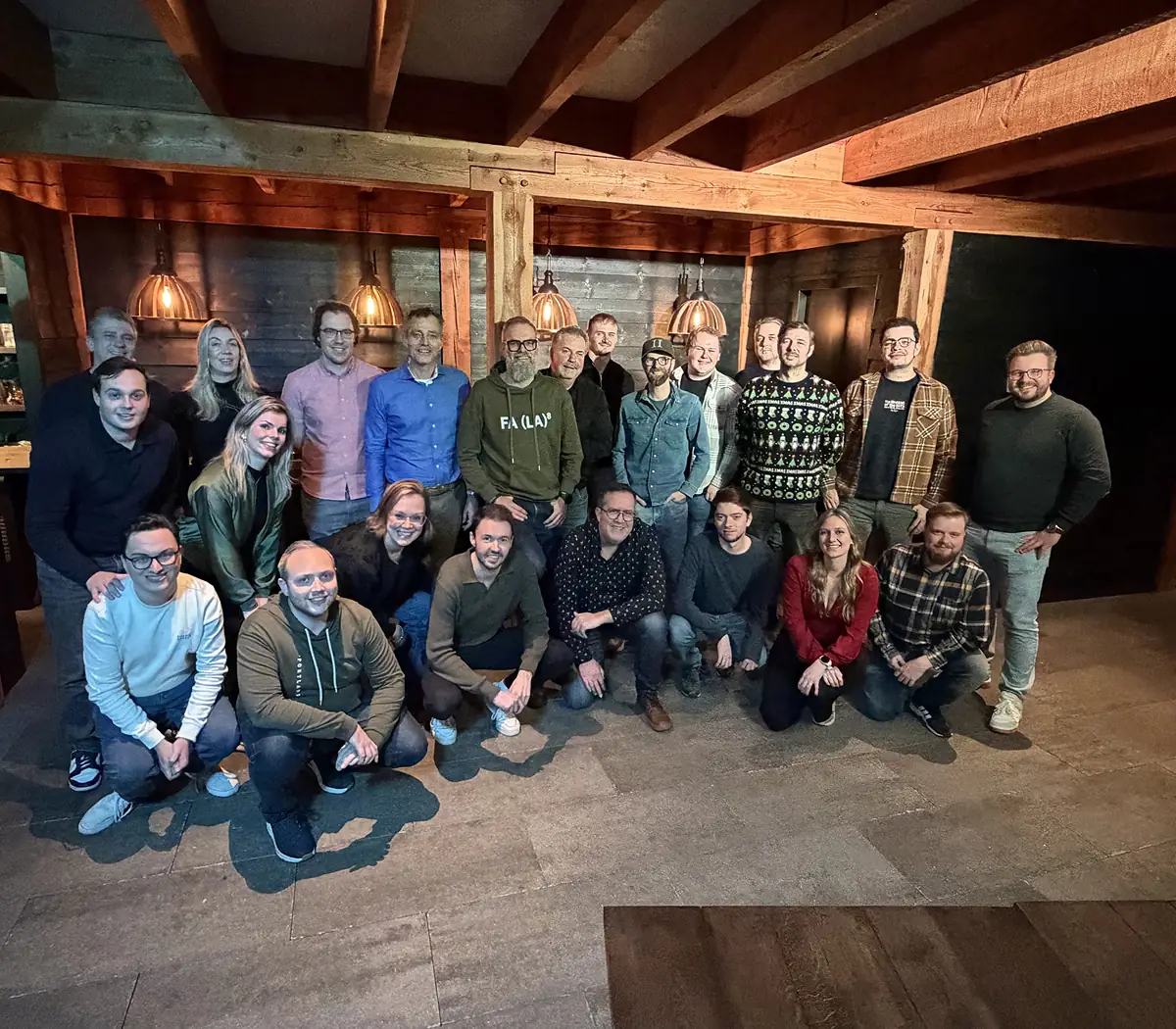 Een groepsfoto van alle medewerkers bij X-com.