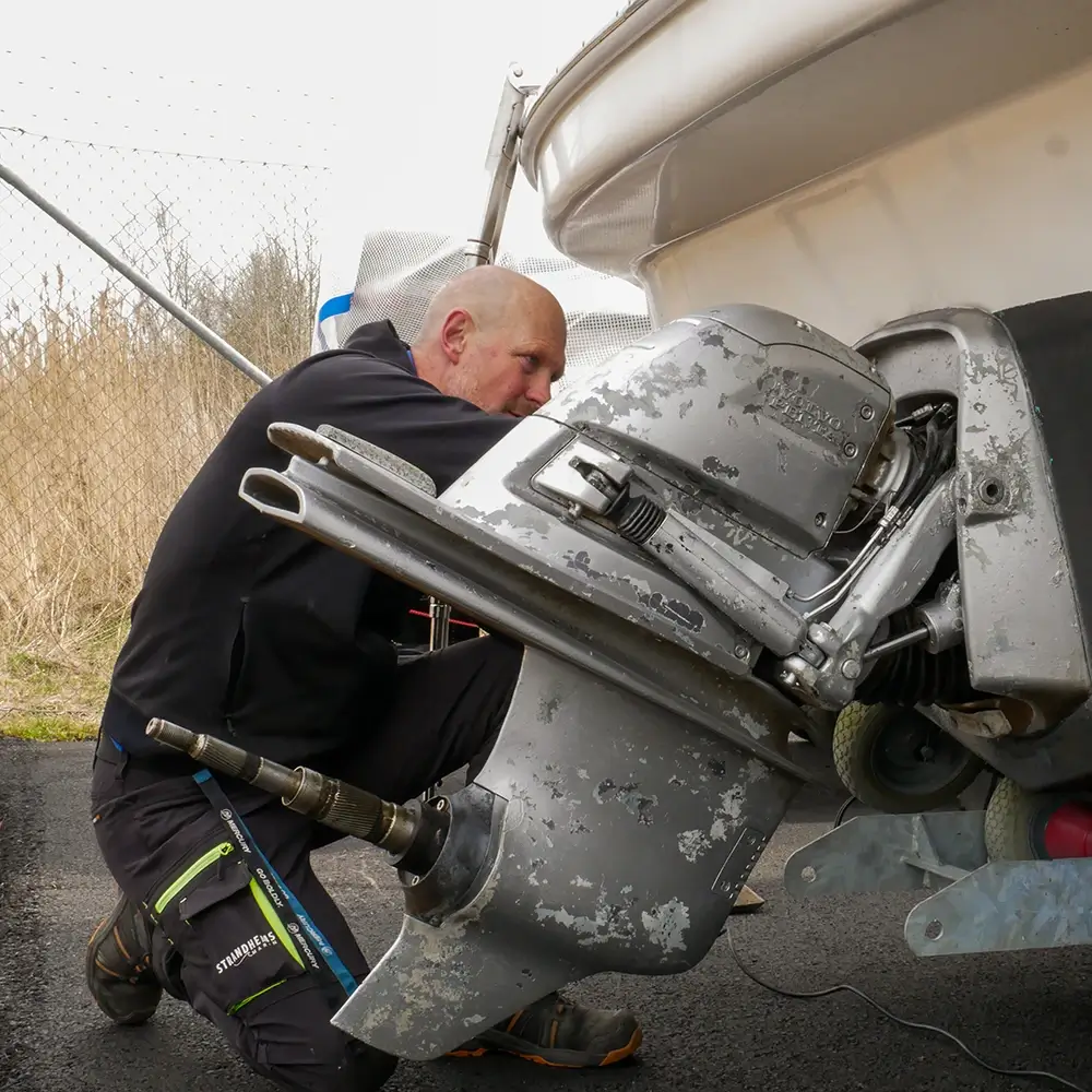 En inombordare på en motorbåt som åker snabbt på vattnet