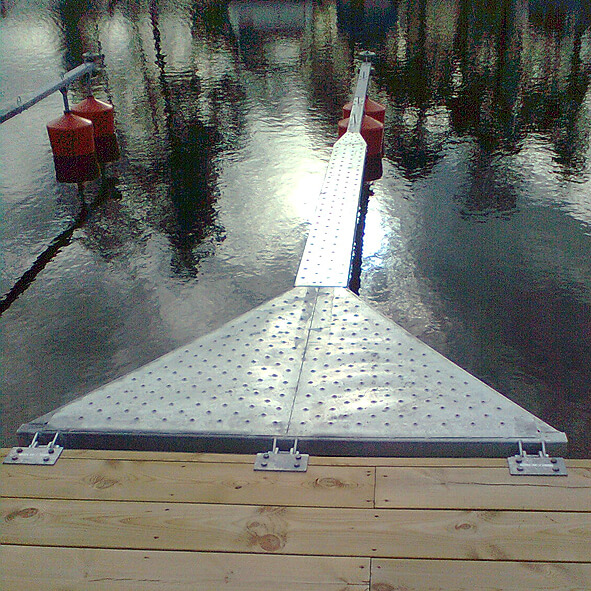 En Y-bom vid en nybyggd brygga