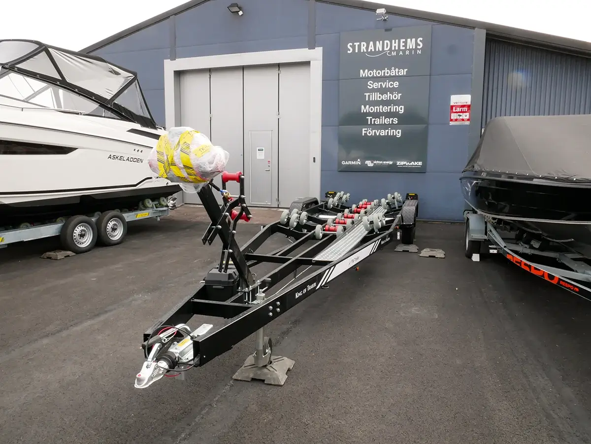 En motorbåt på en TK-Trailer båtsläp bredvid en sjö