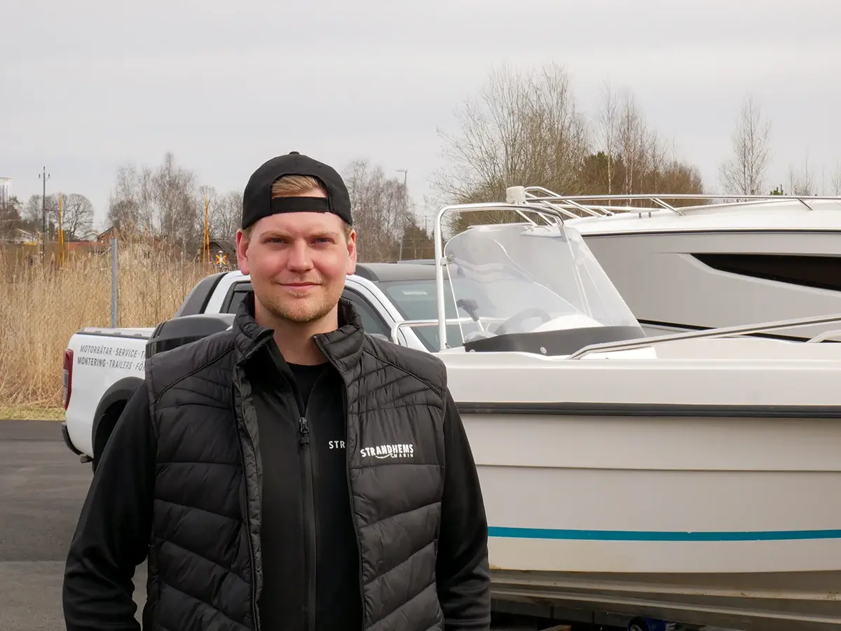 Tre motorbåtar som åker på rad i Vänern
