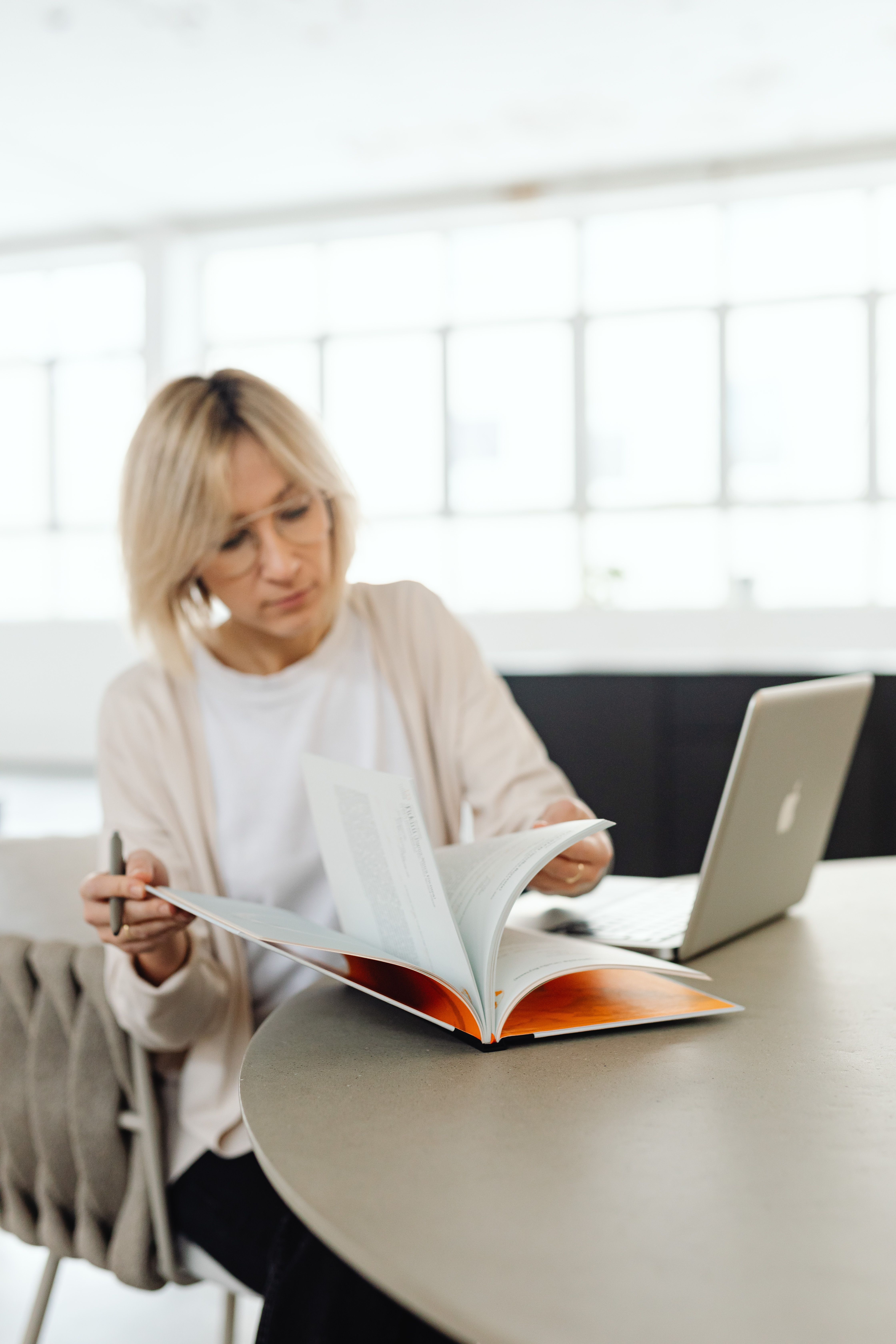 Frau an Schreibtisch mit Laptop