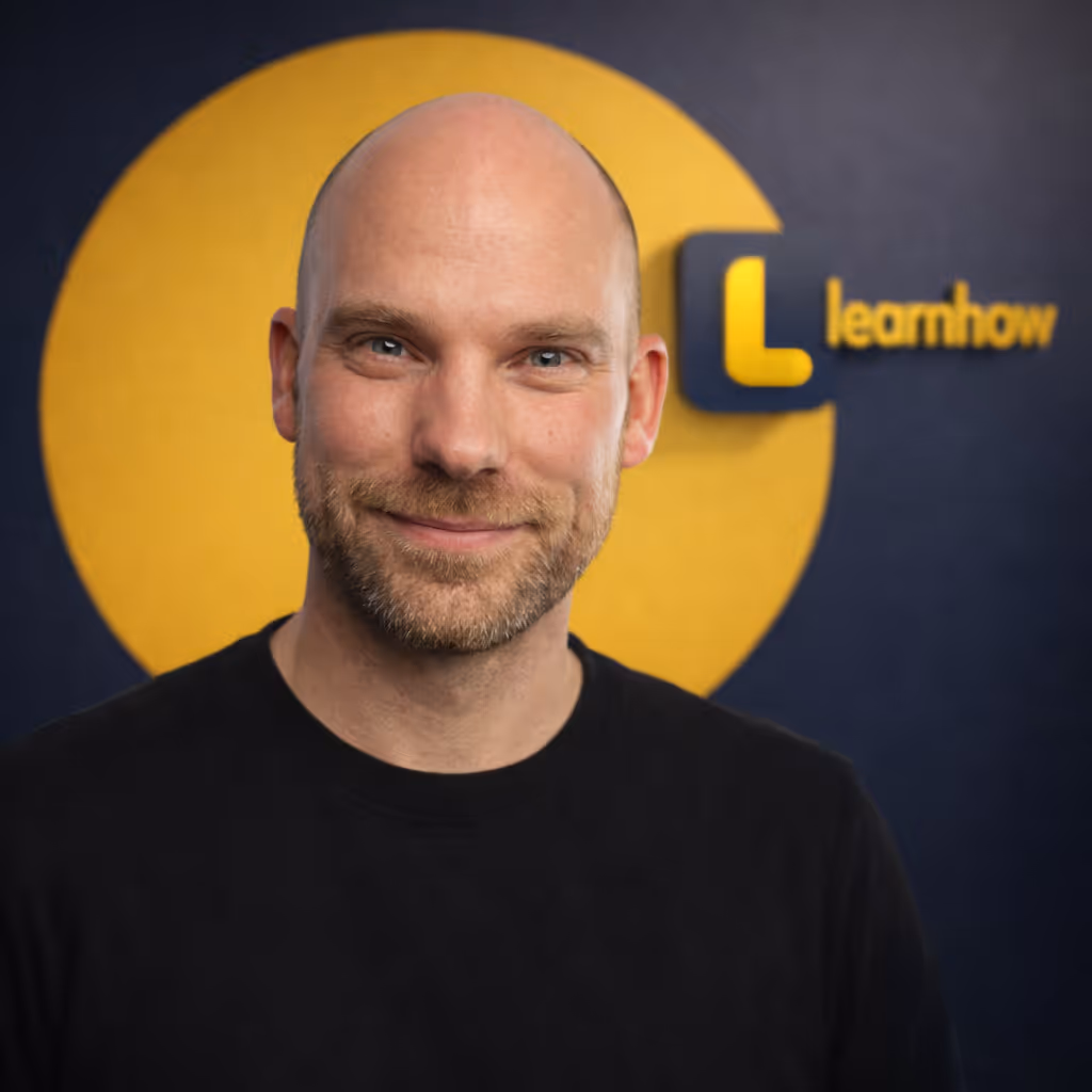 Marcel Reers, Founder und Bildungsverantwortlicher bei Learnhow – Porträtfoto vor gelbem Learnhow-Logo-Hintergrund