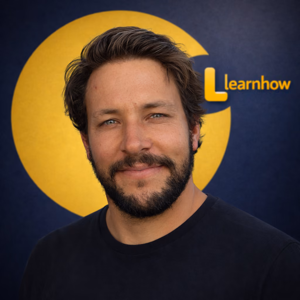 Markus Kappelhoff, Bereichsleitung Elektrotechnik und Dozent bei Learnhow – Porträtfoto vor gelbem Learnhow-Logo-Hintergrund