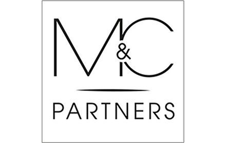 Logo avec les lettres M et C liées et le texte PARTNERS en dessous.
