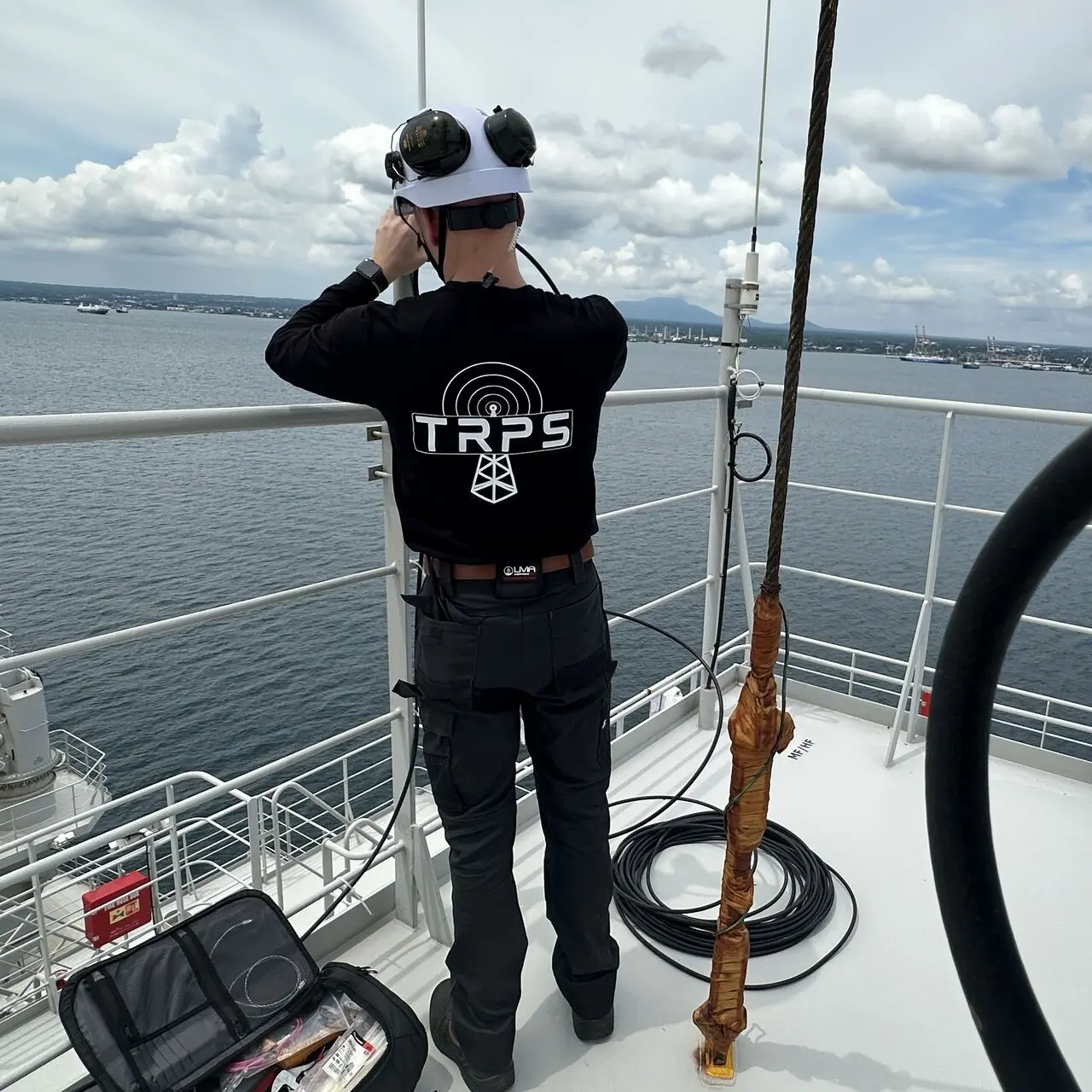 Technicien radio sur un bateau
