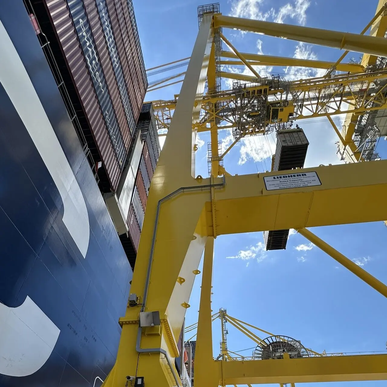 Portique déchargeant un bateau