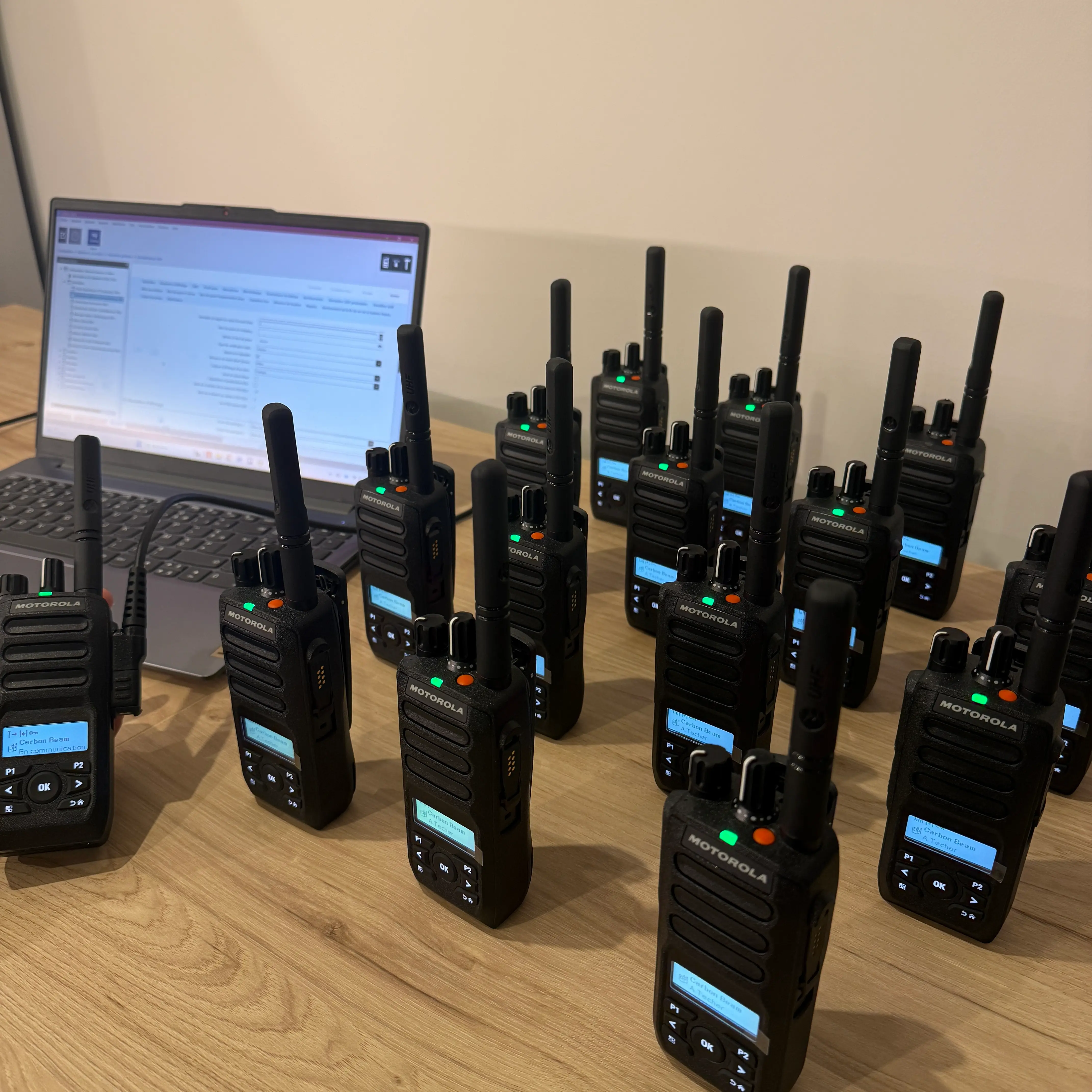 Flotte de talkies-walkies Motorola R5 en cours de paramétrage