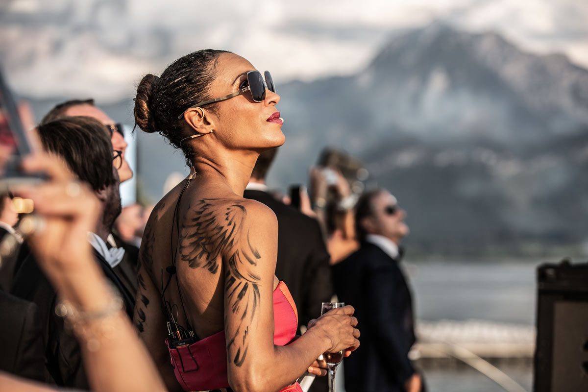 Gast beim Airshow Gathering in der scalaria Beach Area blickt zur Flugshow über dem Wolfgangsee