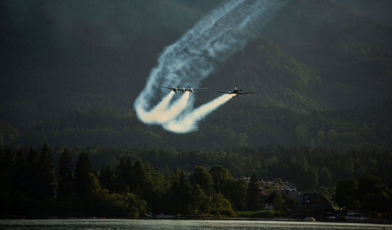 Formation der Flying Bulls im Tiefflug über dem Wolfgangsee bei St. Wolfgang