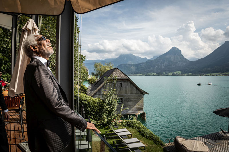 Morgan Freeman blickt vom scalaria Event Resort über den Wolfgangsee
