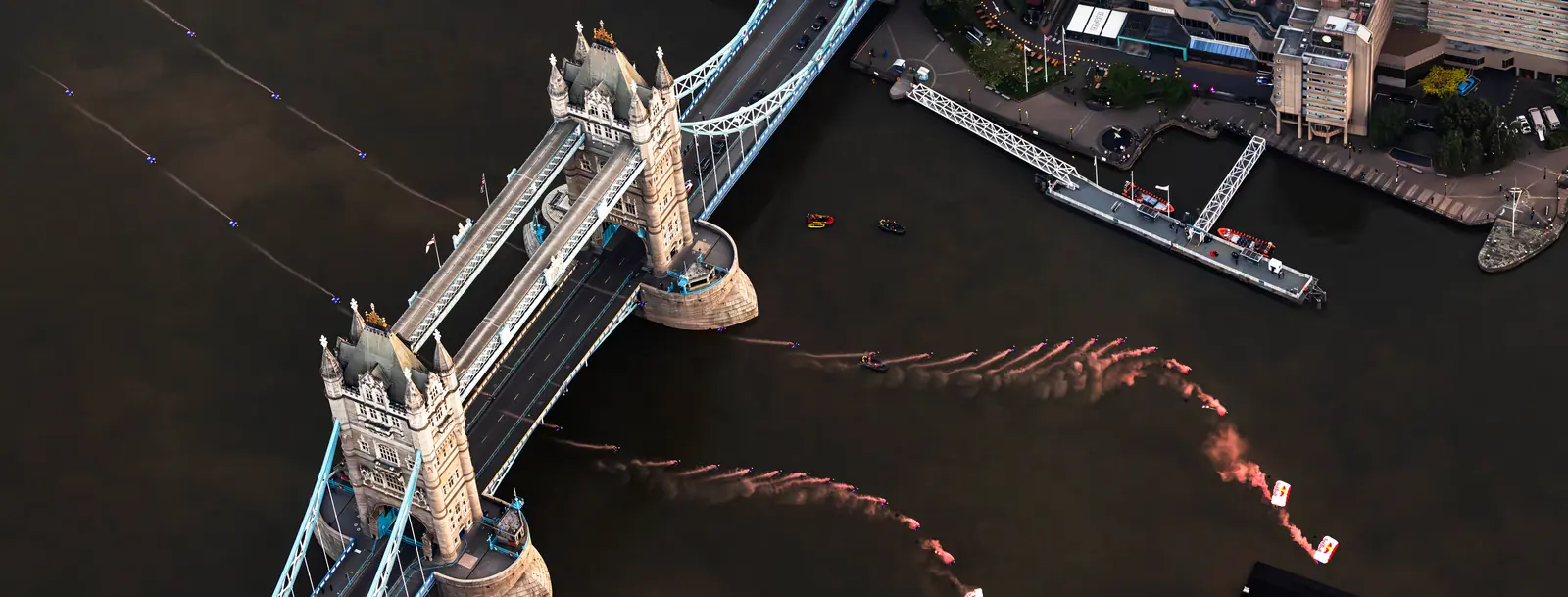Wingsuit-Weltrekord: Flug durch die Londoner Tower Bridge, Red Bull Skydive Team