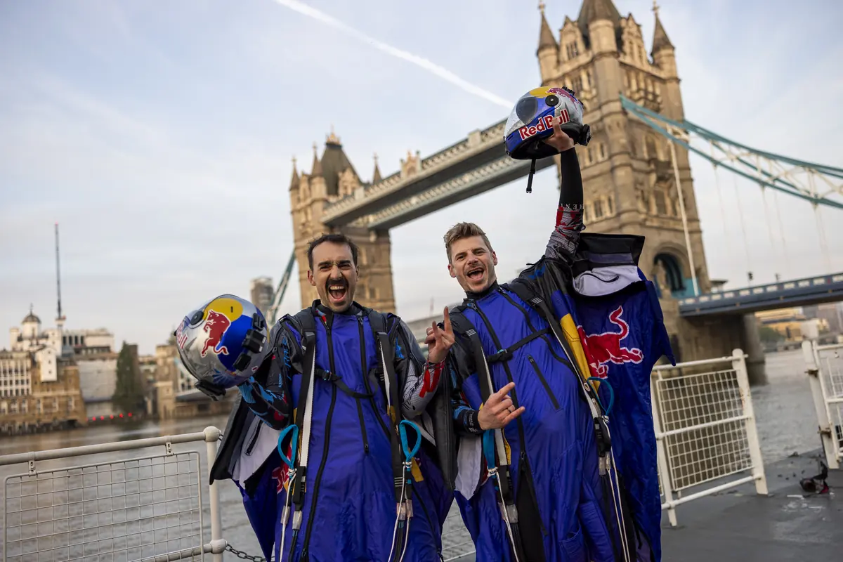 Marco Waltenspiel und Marco Fürst vom Red Bull Skydive Team an der Tower Bridge in London