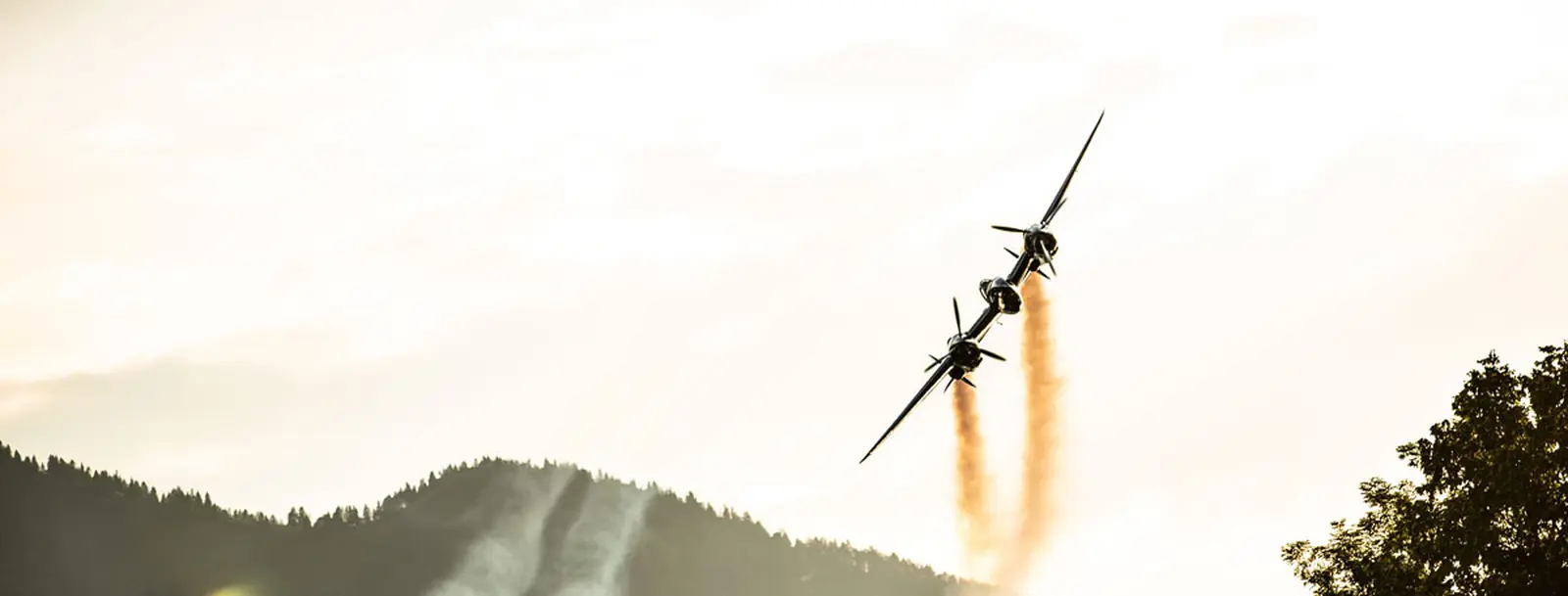 Historisches Flugzeug der Flying Bulls im Abendlicht über dem Wolfgangsee