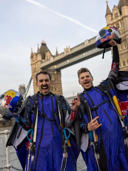 Marco Waltenspiel und Marco Fürst vom Red Bull Skydive Team
