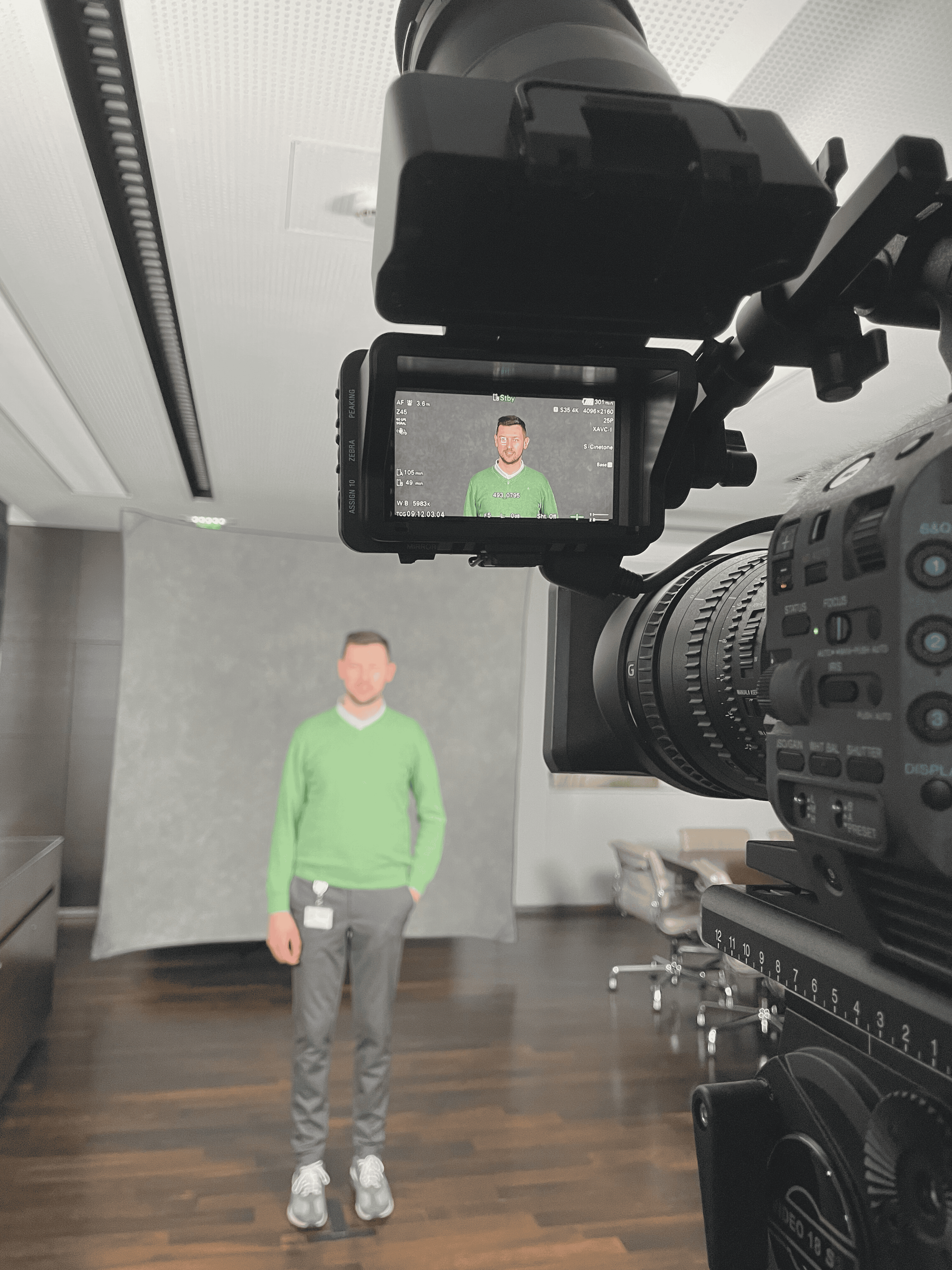 Professionelle Content-Produktion mit Kamera und strukturiertem Setup