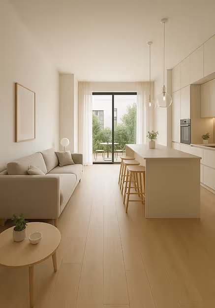 Offener Wohn- und Küchenbereich mit durchdachter Raumnutzung. Kücheninsel als funktionales Zentrum, natürliches Licht durch großzügige Fensterfronten.