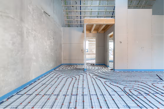 Boden mit Fußbodenheizung zu sehen ist auch da Fertiggestellte Trockenbau