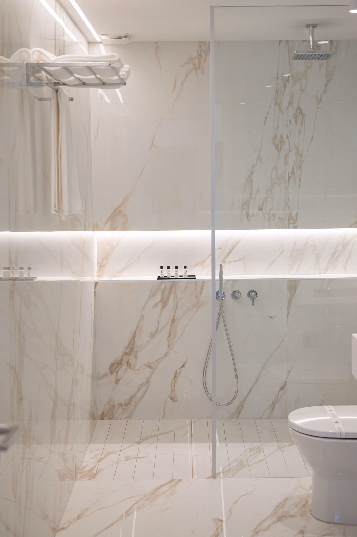 Executive Suite bathroom washbasin
