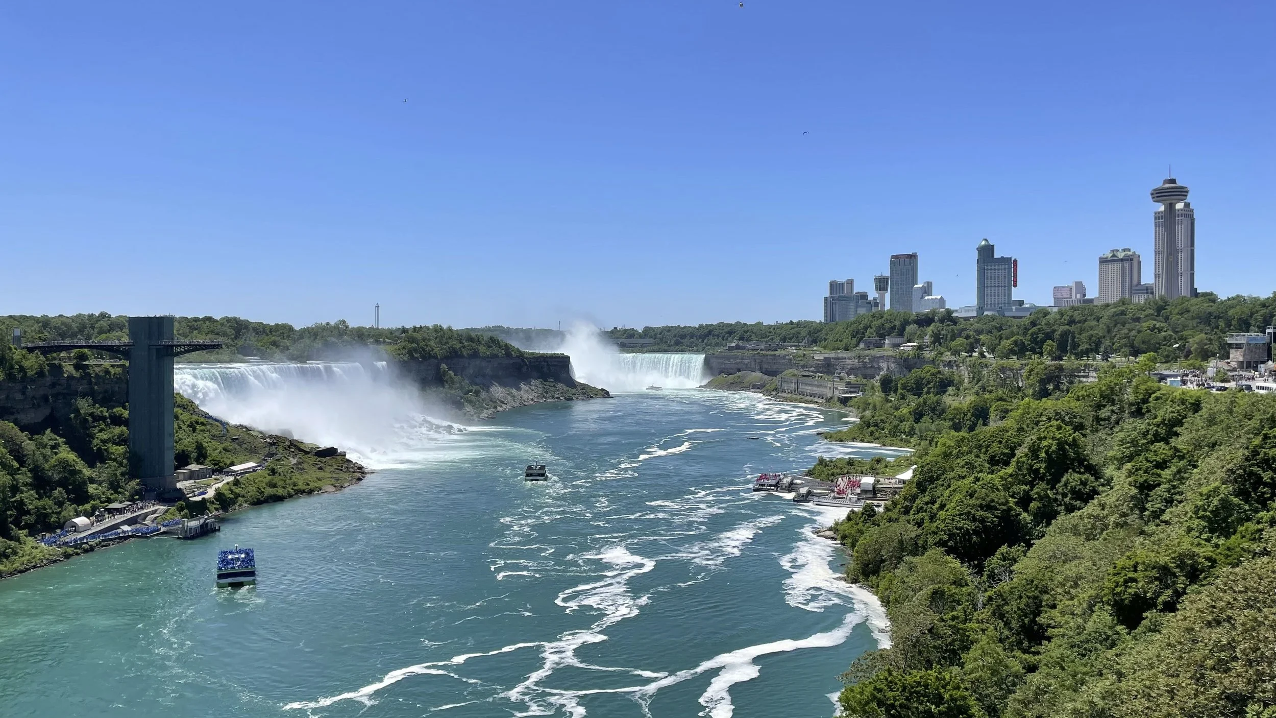 Sicht von der Grenzübergangsbrücke auf die Niagarafälle