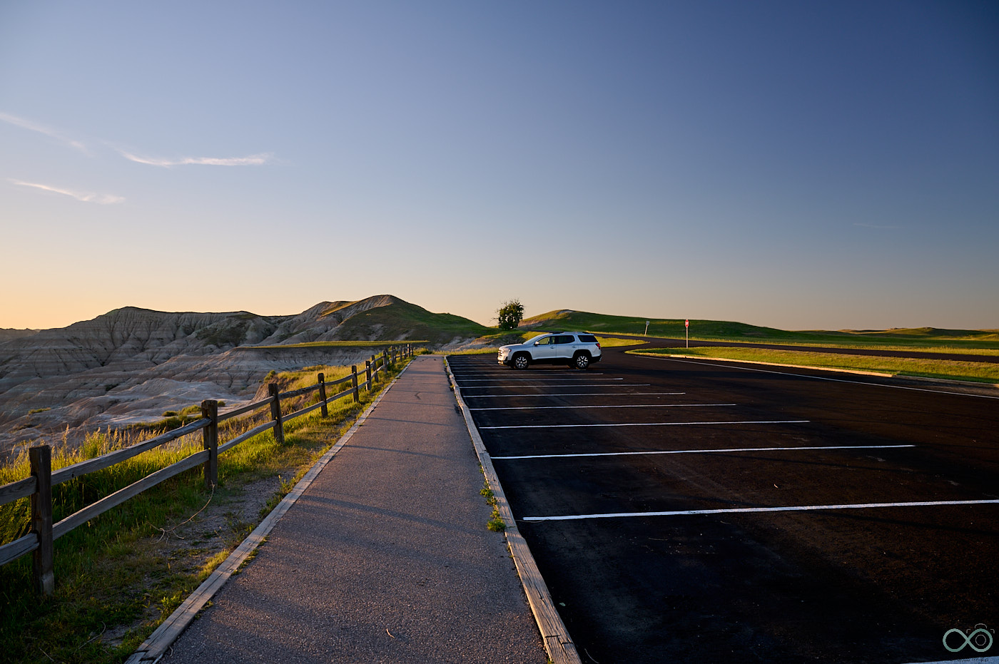 Campingplatz im Badlands Nationalpark South Dakota mit Felsformationen