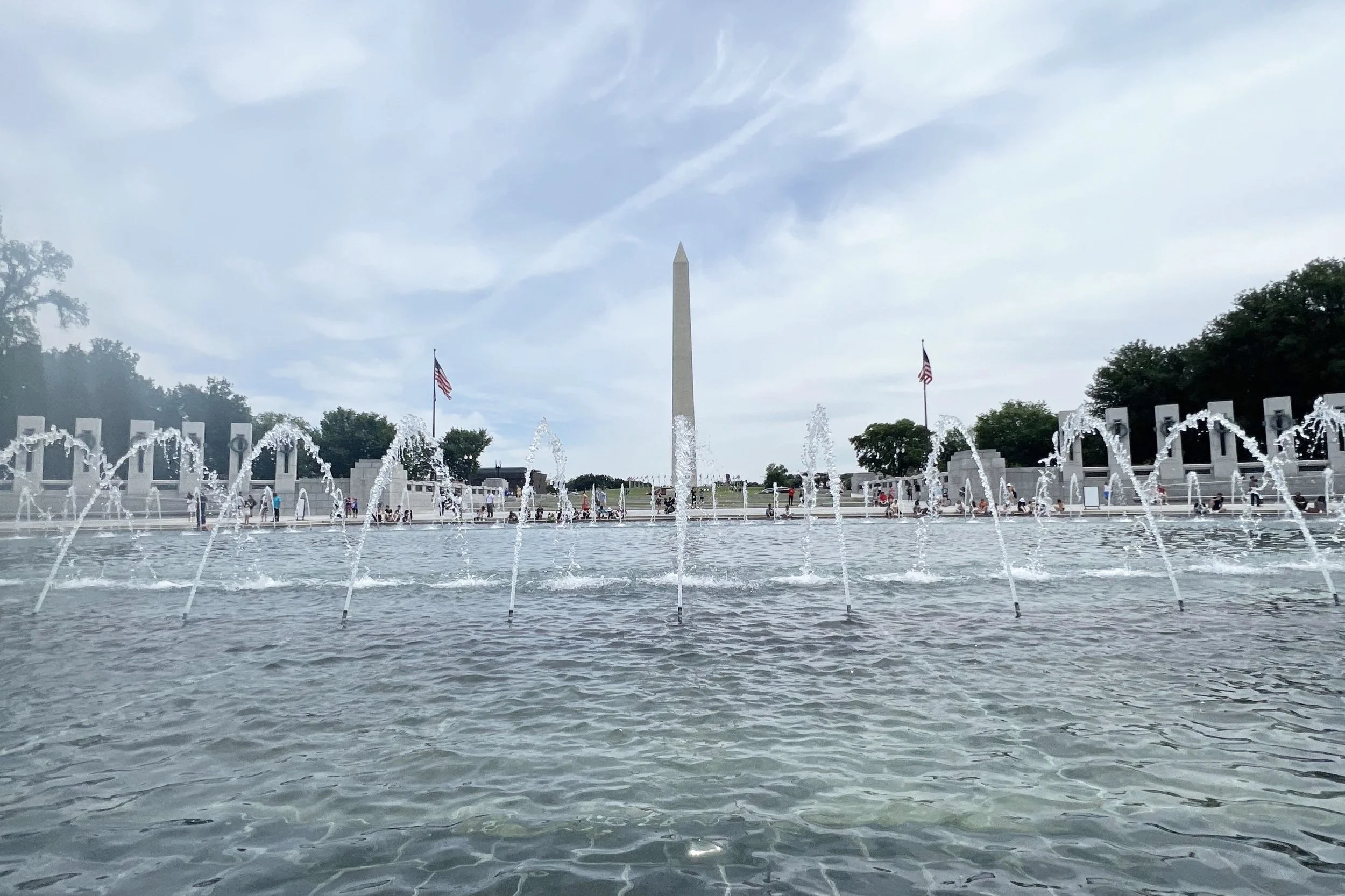 World War 2 memorial with view on the Washington Monument
