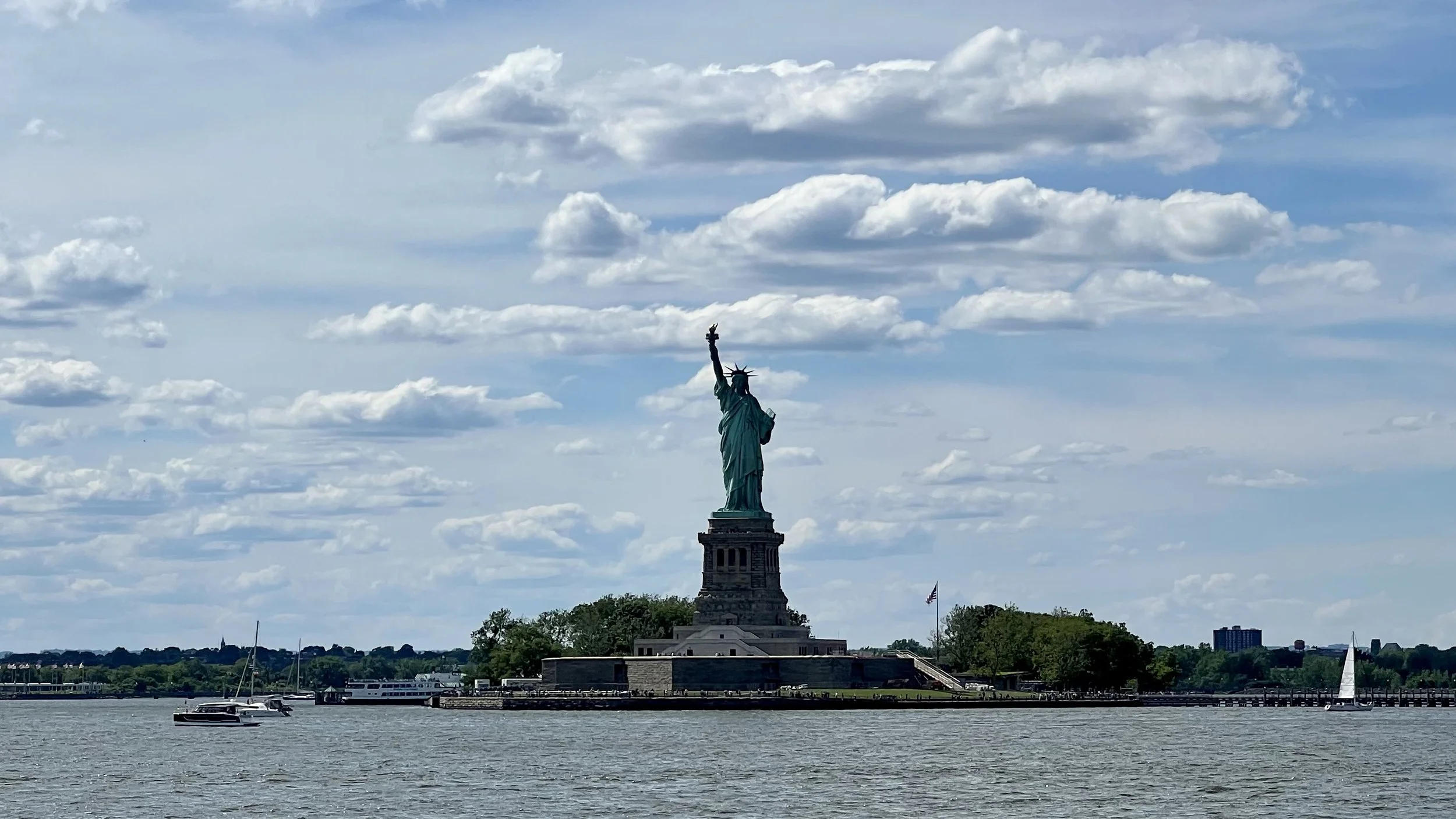 Eine der bekanntesten New York Sehenswürdigkeiten: die Freiheitsstatue im Hafen vor Manhatten