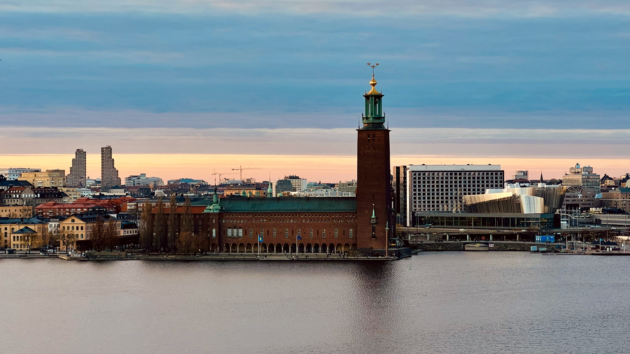 Stockholm Stadshuset im Abendlicht, Blick vom Monteliusvägen