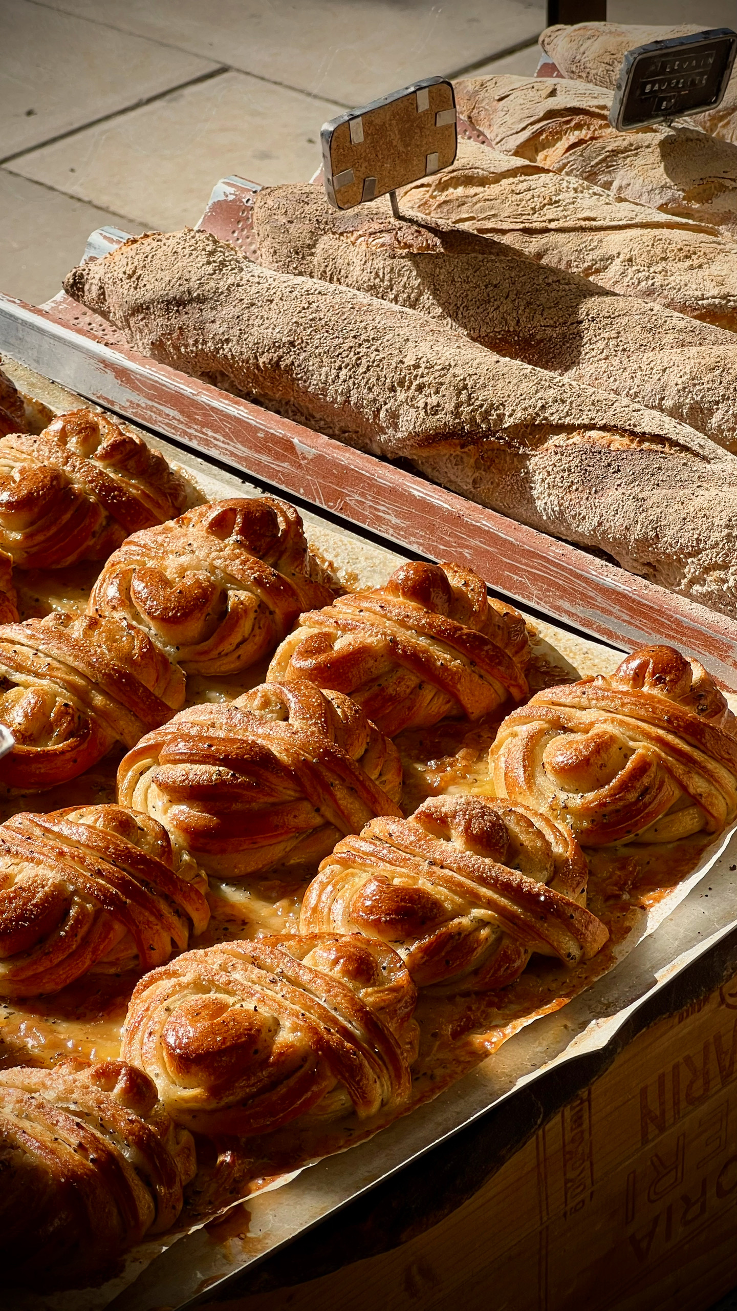 Frische Zimtschnecken und Gebäck in einer Stockholmer Bäckerei