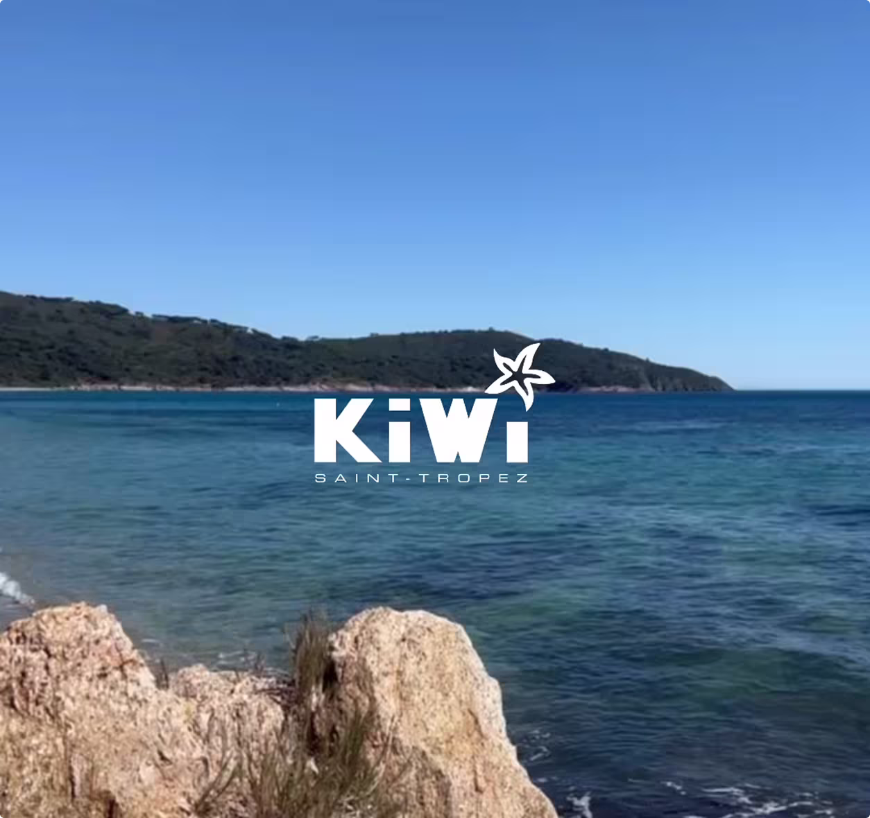 Côte rocheuse de Saint-Tropez avec logo Kiwi Saint-Tropez, identité visuelle de la marque