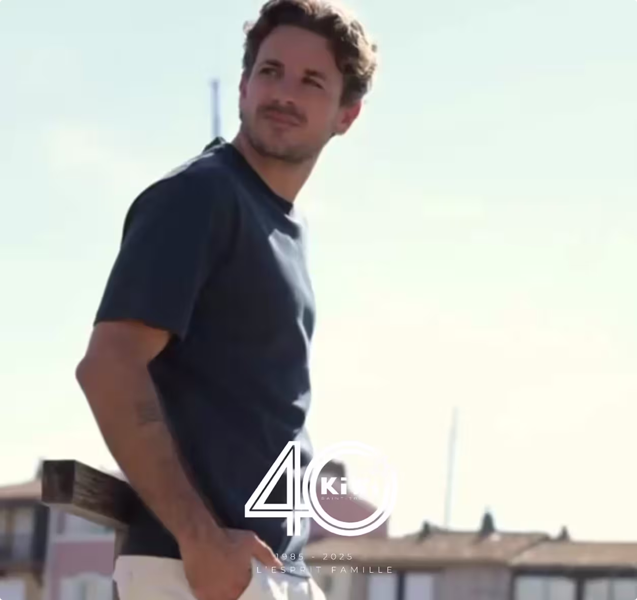Mannequin homme portant une collection Kiwi Saint-Tropez, campagne 40ème anniversaire 1985-2025