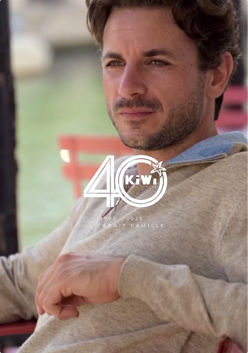 Mannequin homme en pull Kiwi Saint-Tropez, campagne 40ème anniversaire L'Esprit Famille