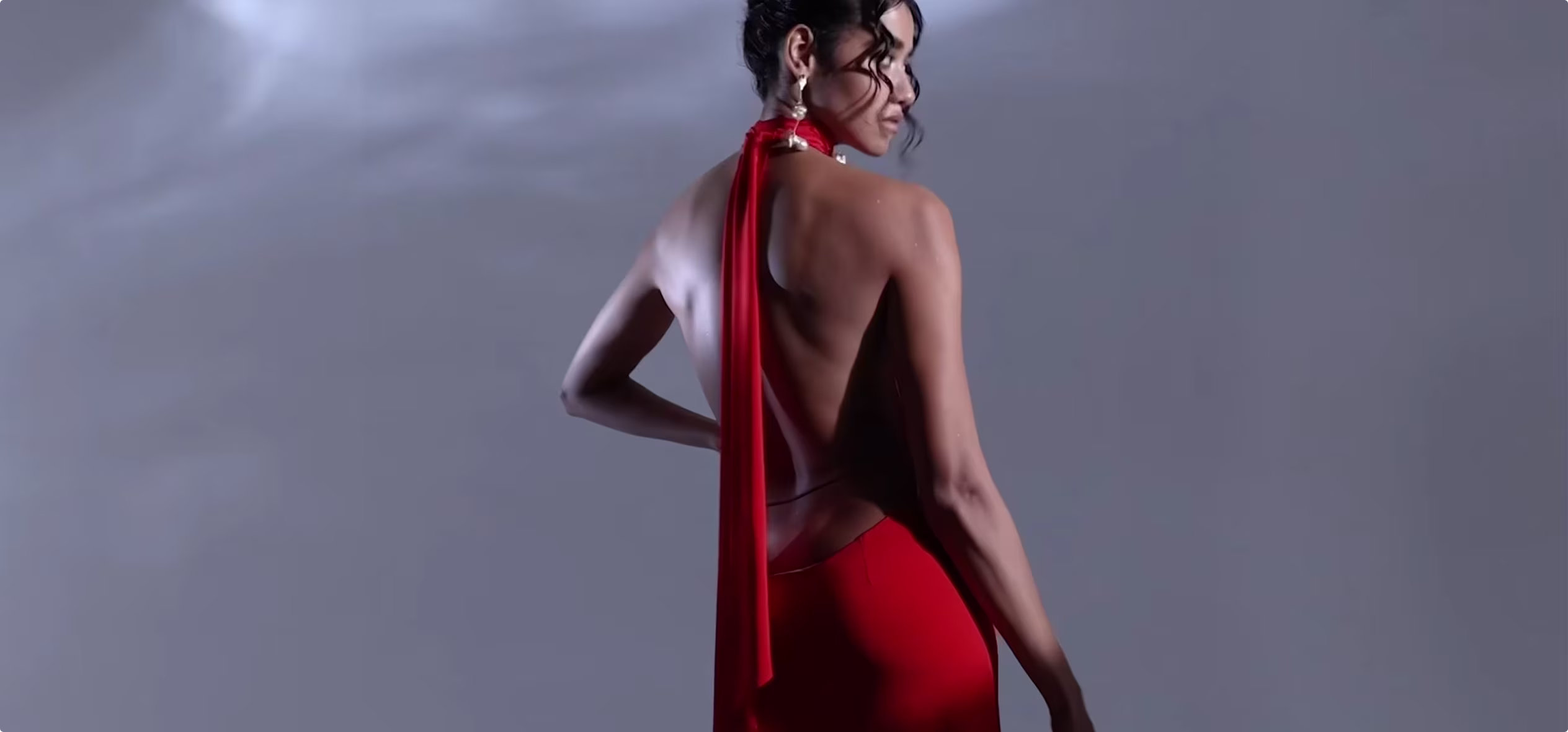 Ziya Shari, femme de dos en robe rouge dos nu avec drapé, photo artistique collection luxe