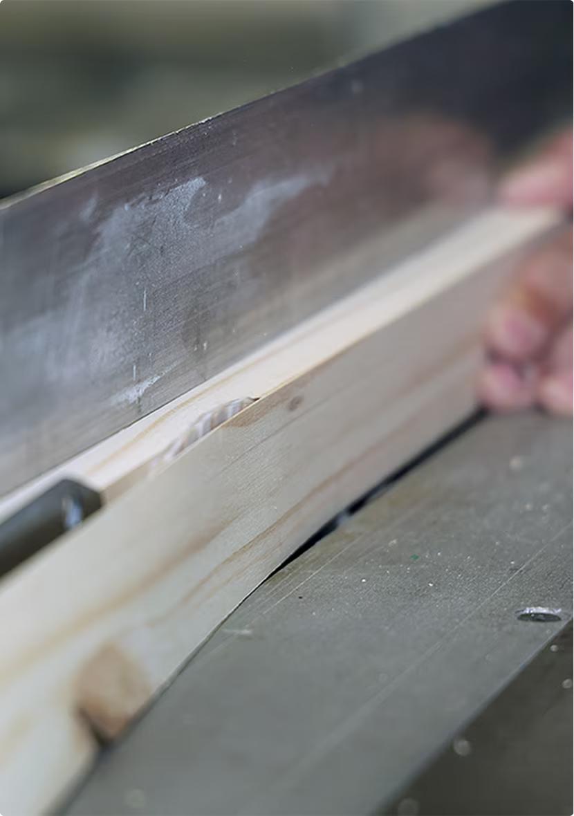 Atelier Les Artisans du Bois, découpe de pièces en bois, savoir-faire artisanal