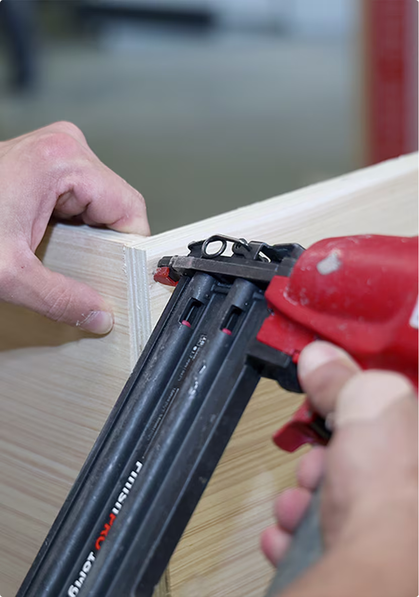 Atelier Les Artisans du Bois — finition à l'outil pneumatique, qualité artisanale