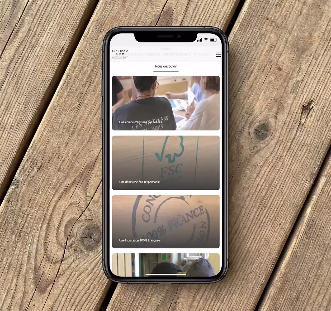 Mobile avec le site Les Artisans du Bois, landing page métier responsive