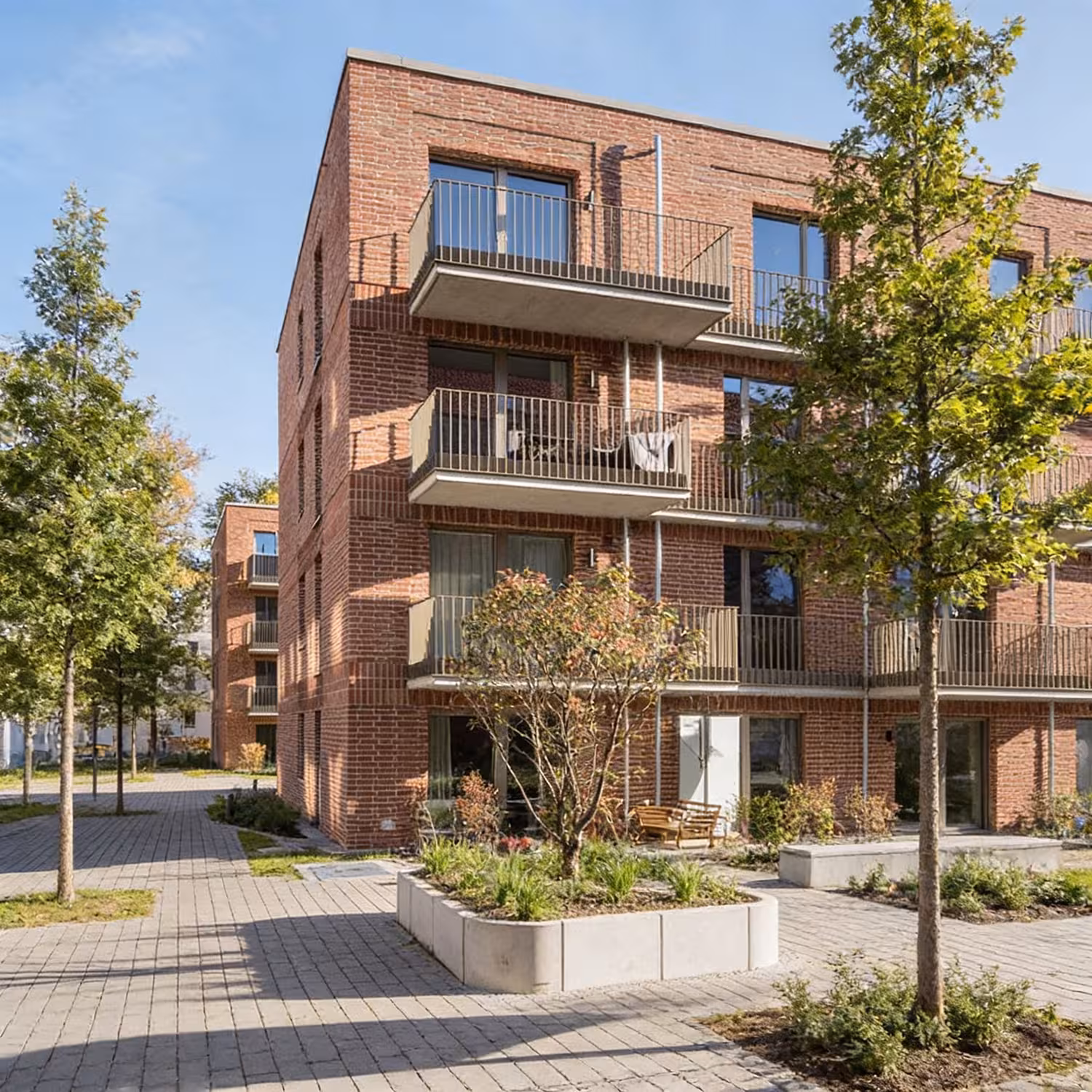 Modernes Mehrfamilienhaus mit Backsteinfassade und Balkonen