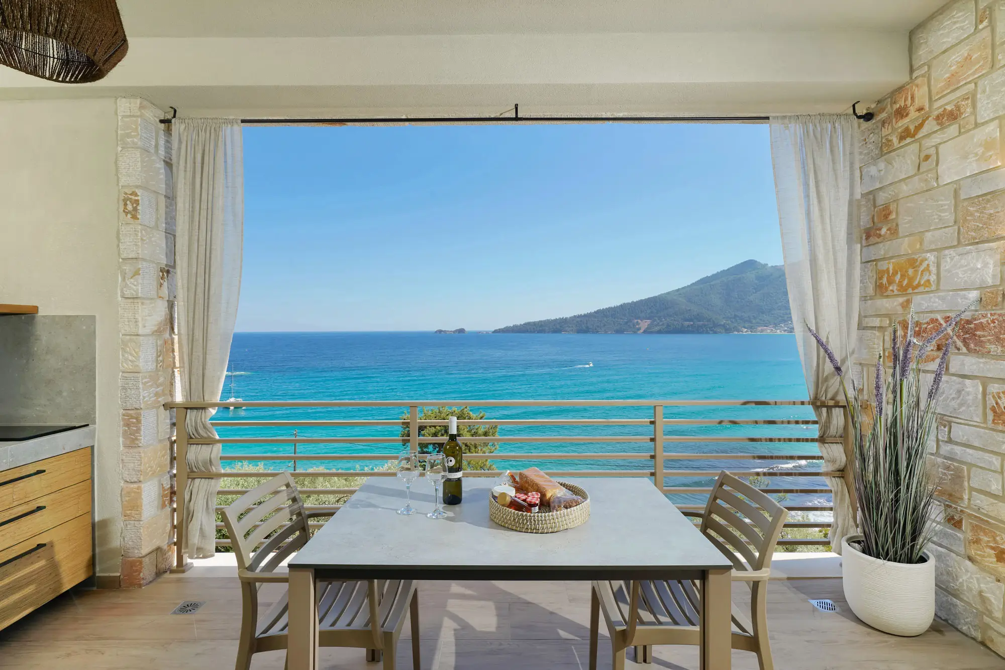 Covered terrace with dining table and open sea view | Terrace
