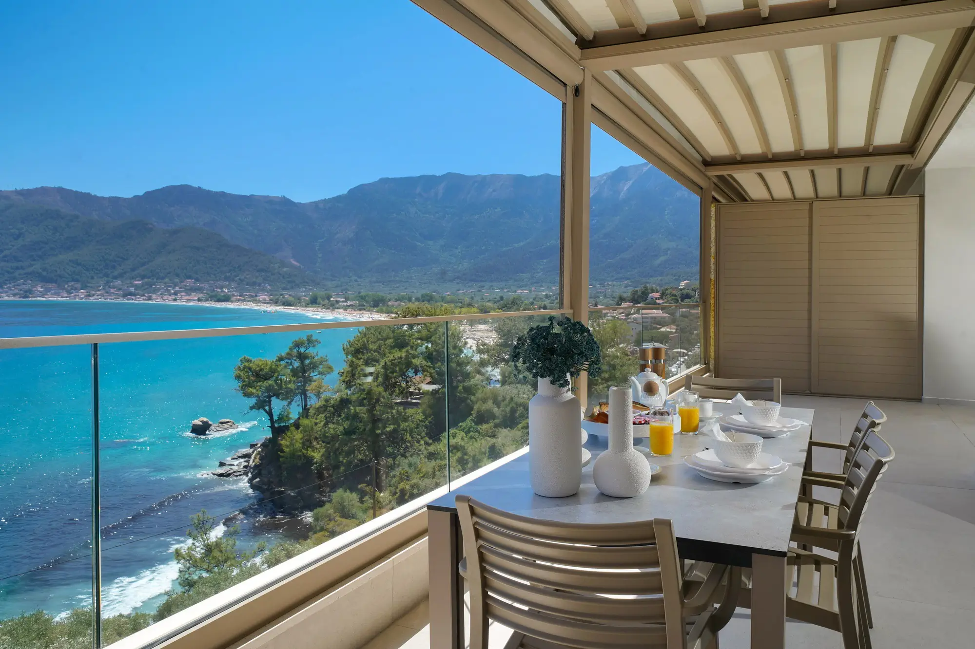 Terrace dining table with Golden Beach and pine trees view below | Terrace
