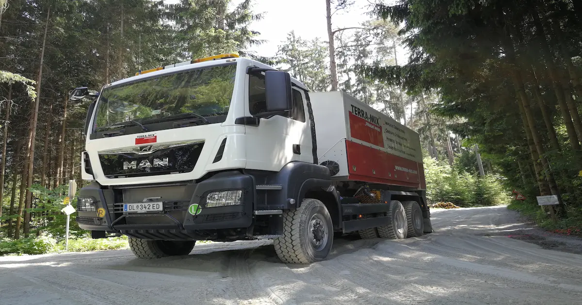 Posipalec Streumaster 6x6 18m3 za računalniško vodeno posipanje ustrezne količine veziva.