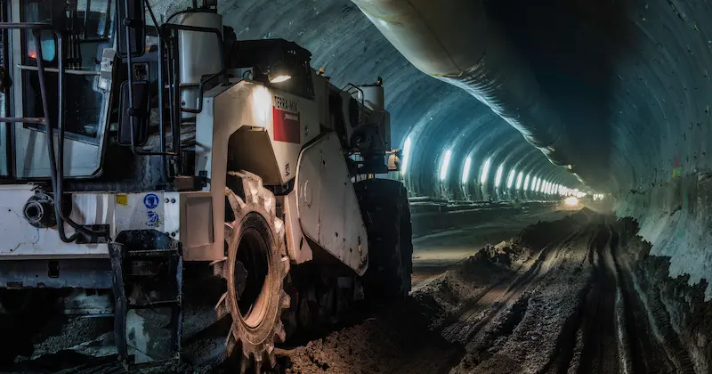 Stabilizacija vseh tal s hidravličnimi vezivi z reciklatorjem Wirtgen 240i