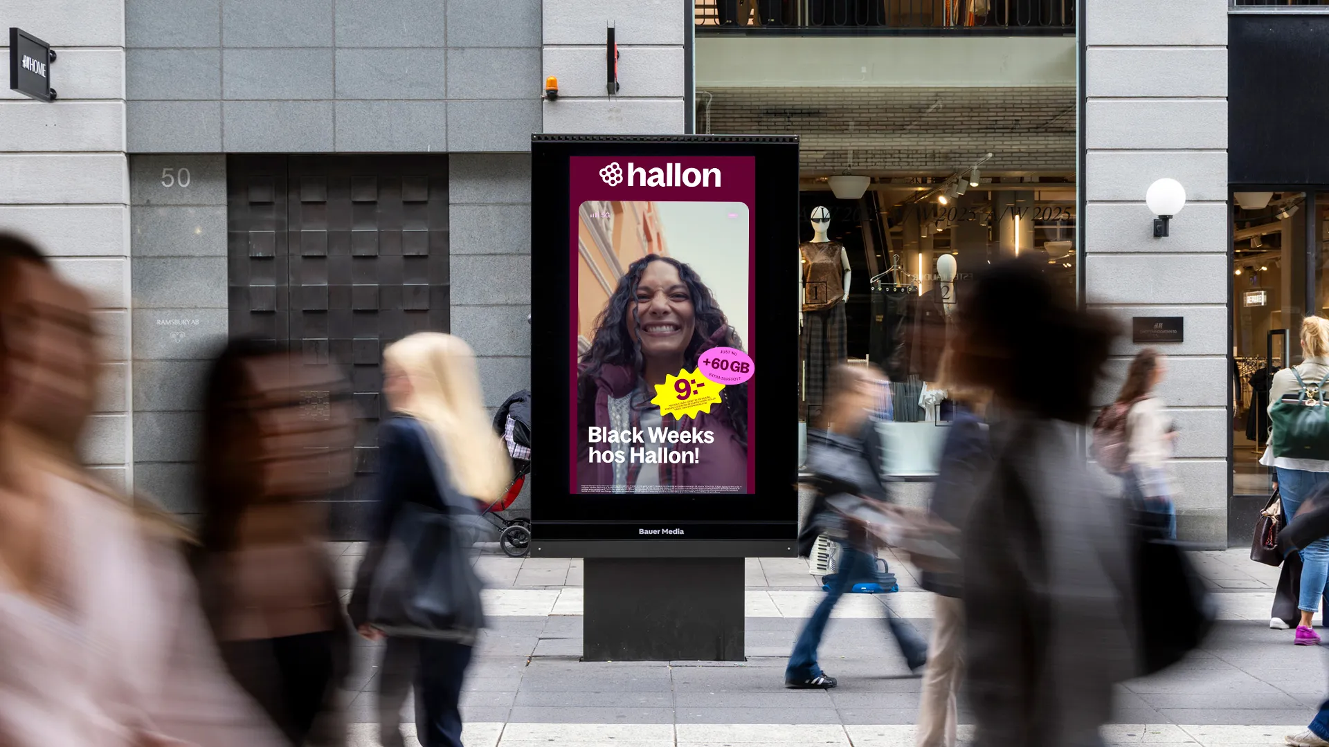 Hallon family mobile subscription advertisement featuring a woman and a young boy in outdoor setting with trees.