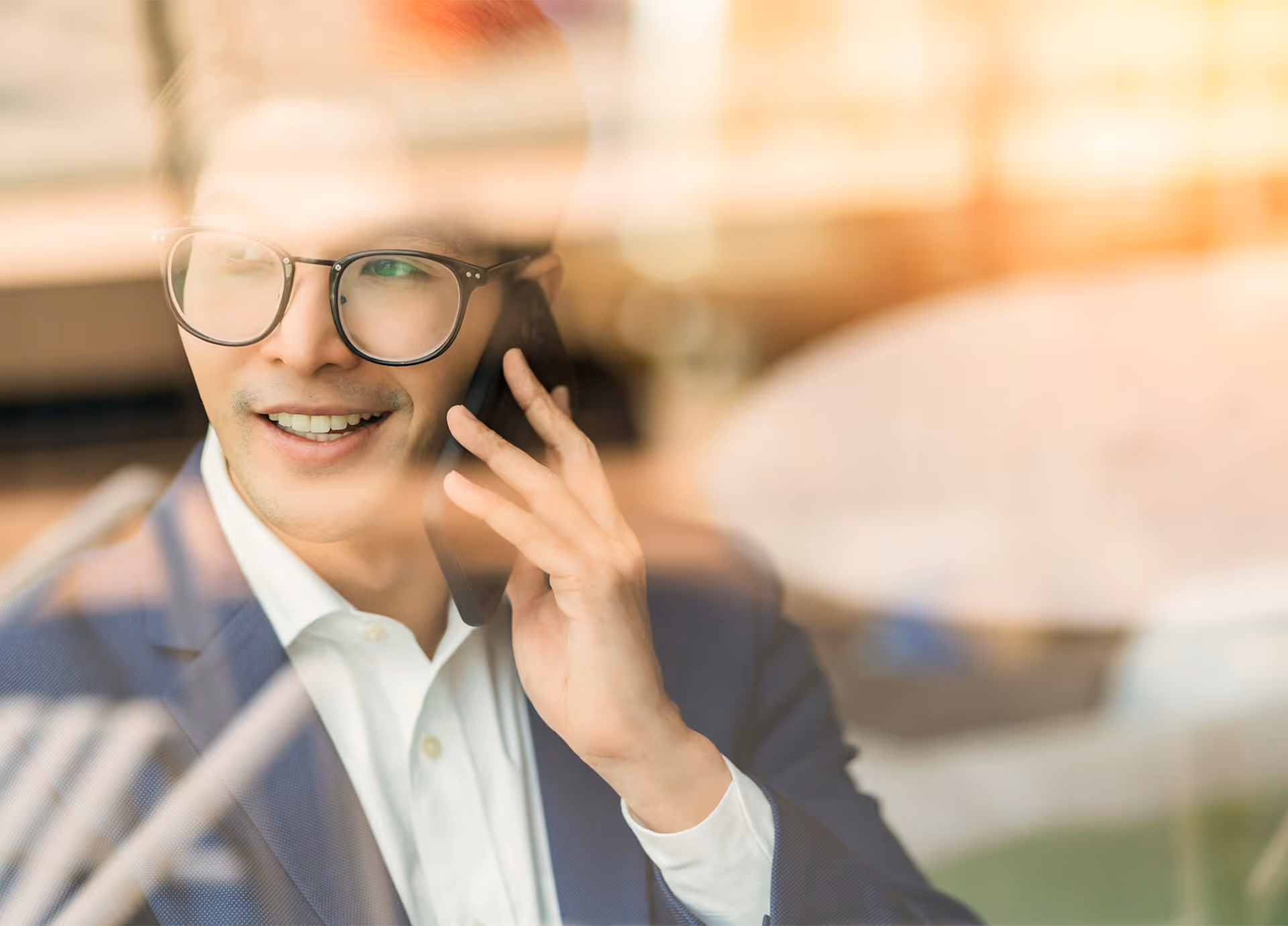 Ein professioneller Geschäftsmann telefoniert im modernen Büro. Planung digitaler Ökosysteme, Systemintegrationen und Webflow-Entwicklung für B2B-Unternehmen in Wien.