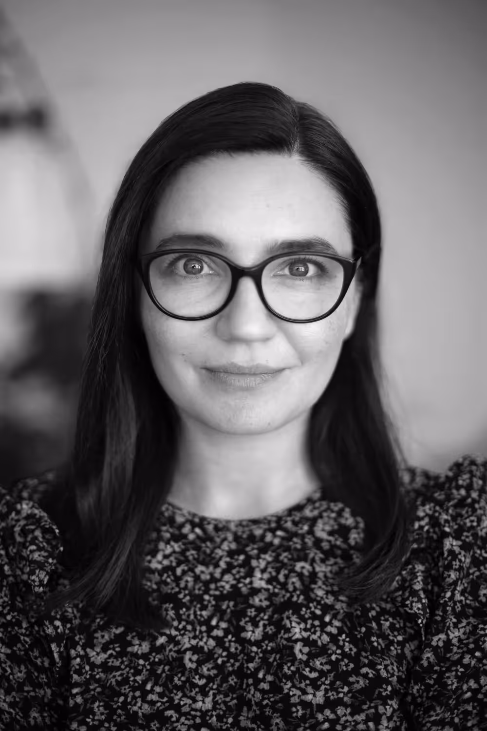 Porträt von Anca Sora, professionelle Fotografin und wertvolle Partnerin im Experten-Netzwerk der KROND Agentur in Wien.