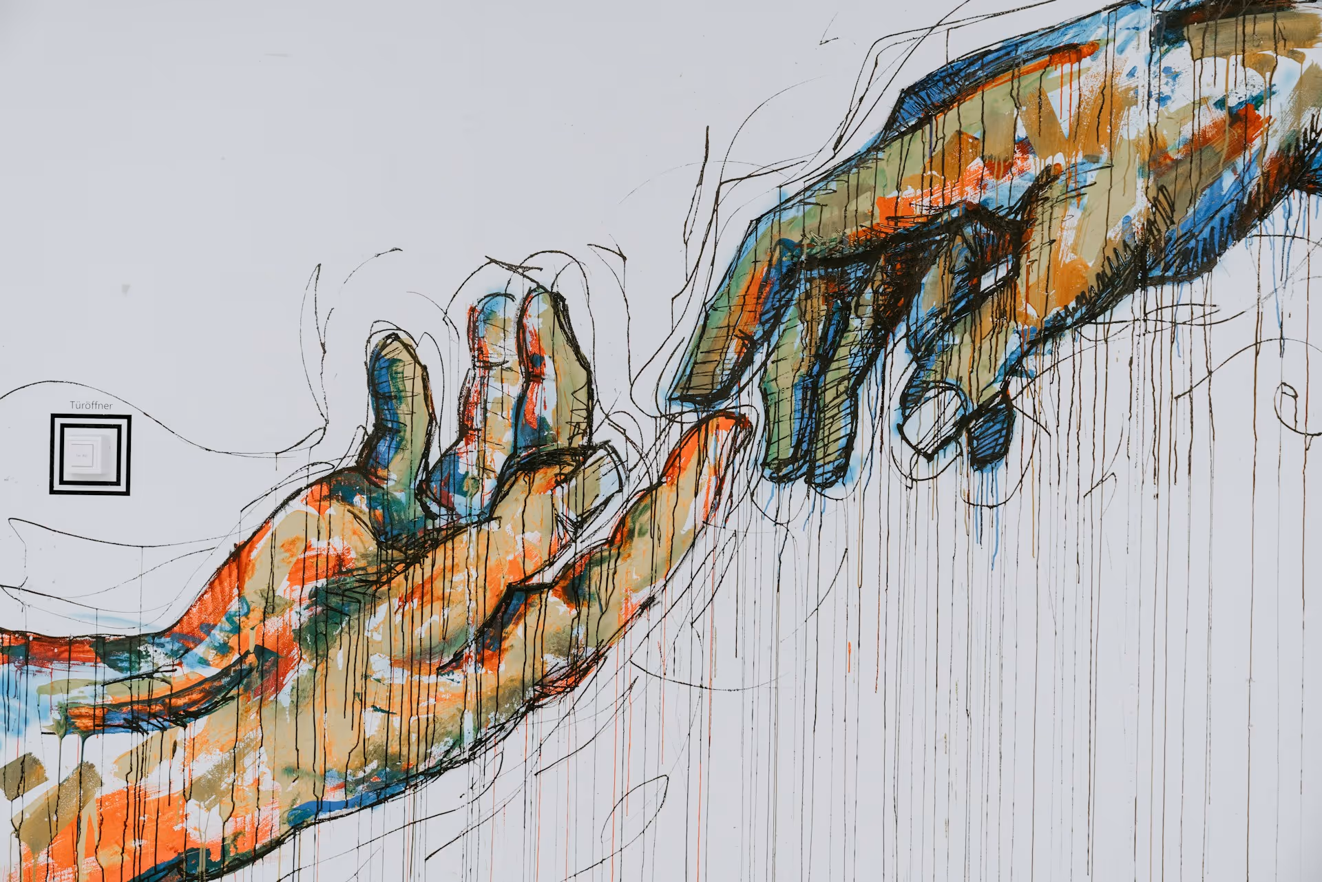 Eine künstlerische Zeichnung von zwei Händen, die nach einander greifen. Symbolisch für die vertrauensvolle Zusammenarbeit, wenn ein professioneller Webdesigner einen hochwertigen und professionellen Internetauftritt für Unternehmen plant.