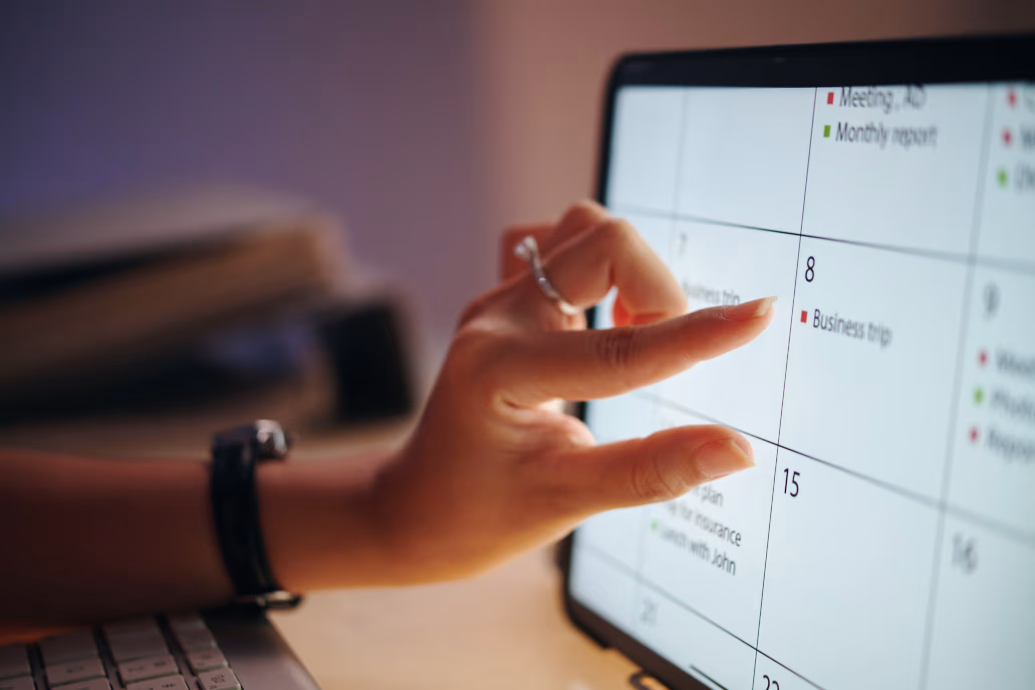 Laptop-Bildschirm mit eingebetteter cal.com-Buchungsmaske auf der Website einer Anwaltskanzlei