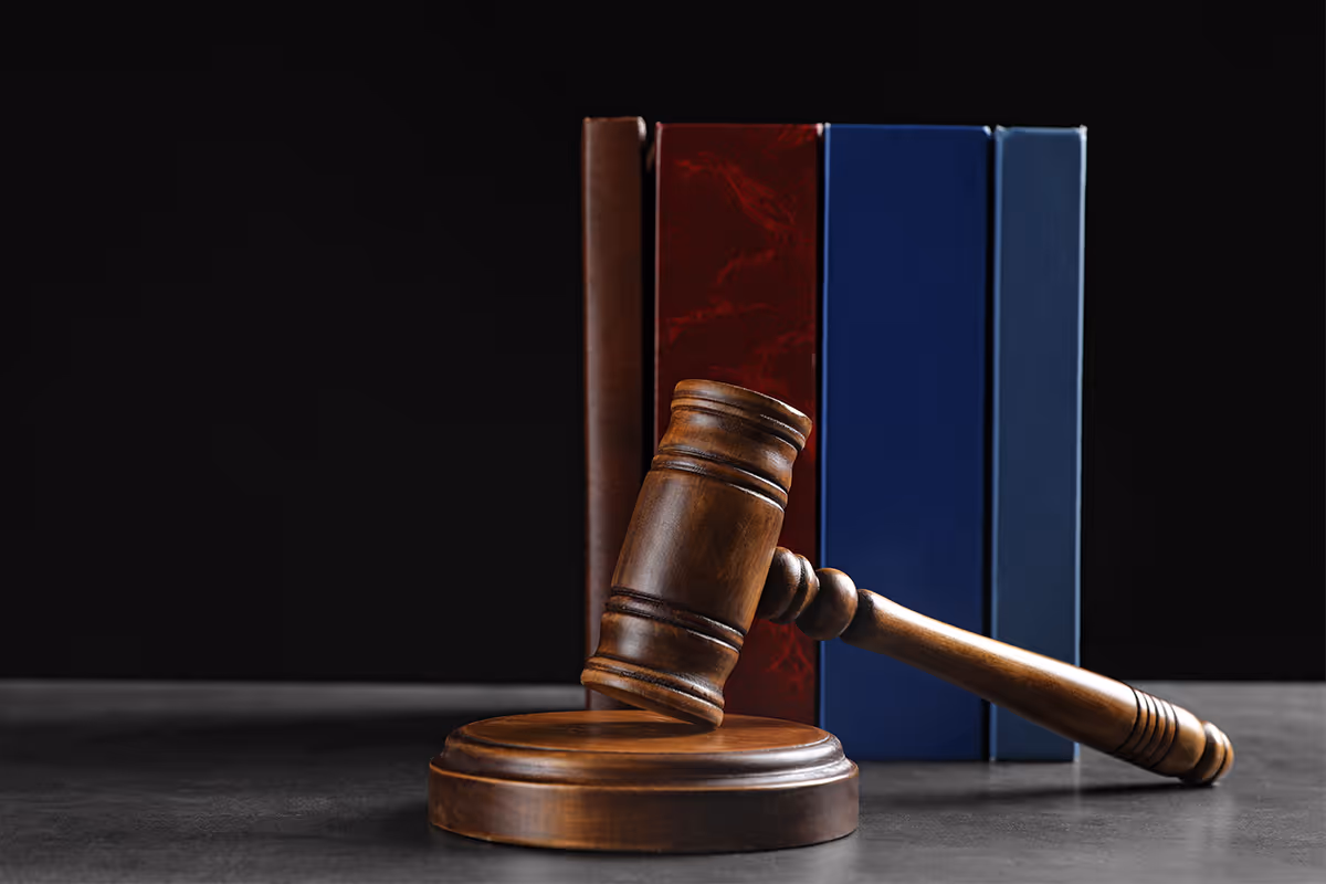 Richterhammer auf Gesetzbuch als Symbol für rechtliche Risiken durch fehlerhaftes Tracking nach TKG 2021 und DSGVO