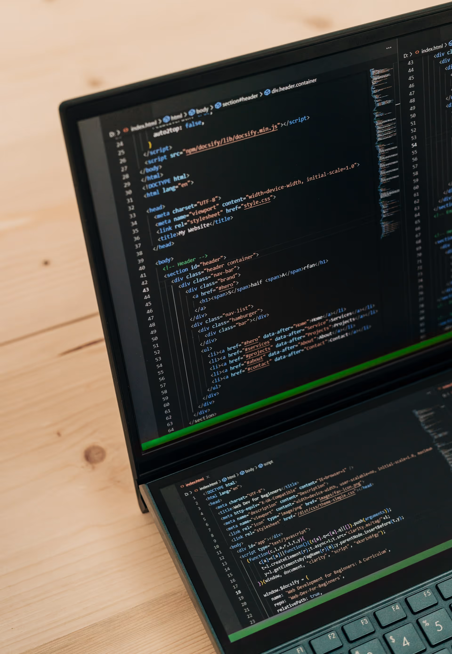 Code-Editor mit korrekt eingerücktem semantischen HTML5-Markup als Grundlage für SEO und AEO-Optimierung